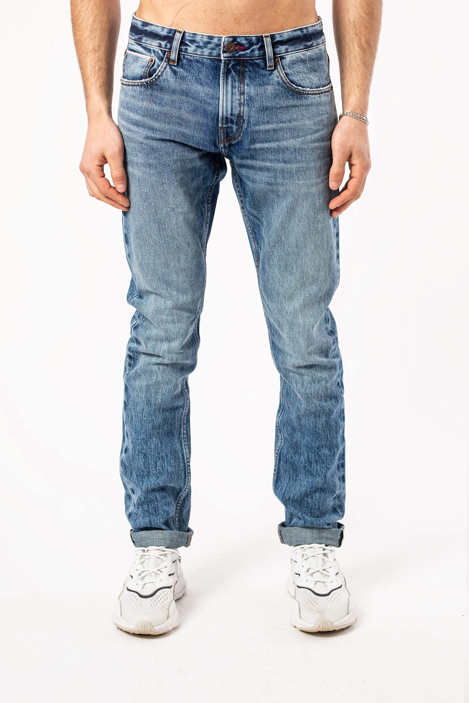 DML MENS Premium slim fit selvedge jeans in a mid wash featuring a zip fly fastening, a regular rise. Crafted using authentic 100% cotton selvedge denim.